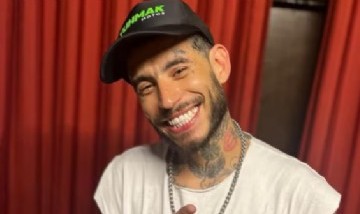 Ulises Bueno mostró una foto junto a su hija y su novia durante sus vacaciones en la playa